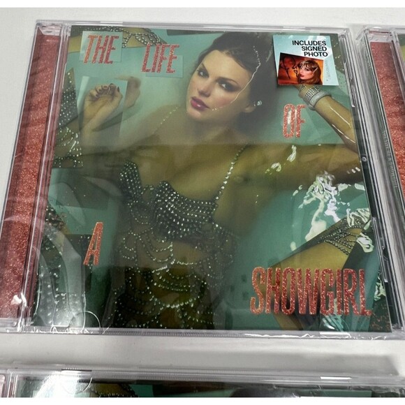 Taylor Swift The Life of a Showgirl CD Signed Autograph Photos 1-4 Complete Set - Picture 4 of 6
